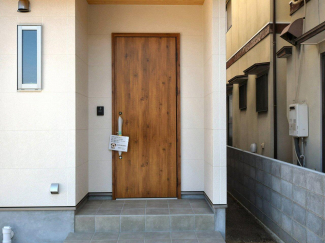 玄関を外側より撮影