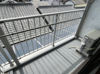 暖かな日差しのふりそそぐバルコニー