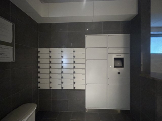 集合ポストと宅配ボックスです