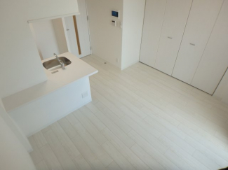 落ち着いた色調の洋室です