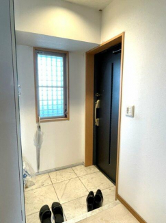 窓があるため明るい雰囲気の玄関です
