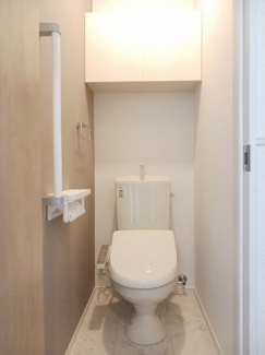 落ち着いた色調のトイレです
