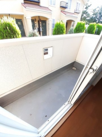 バルコニーからの眺めを楽しみながら食事をしませんか