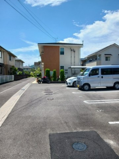 駐車場があるので、車を買う予定の方も安心です
