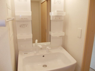 明るい洗面所です
