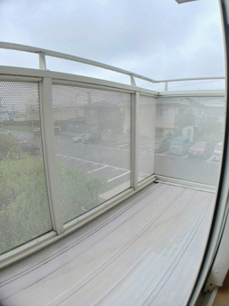 外からの目が気にならないバルコニーで洗濯物が干せます