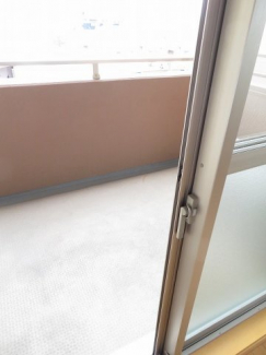 暖かな日差しのふりそそぐバルコニー