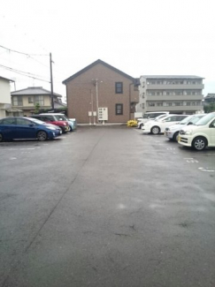 車をお持ちの方に嬉しい駐車場付きの物件です