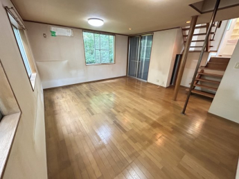 こちらのリビングで趣味の時間をお楽しみください