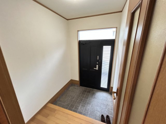 収納もある玄関です