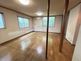 ゆったり過ごせる居間です