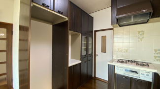 システムキッチン背側のカップボード