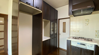 システムキッチン背側のカップボード