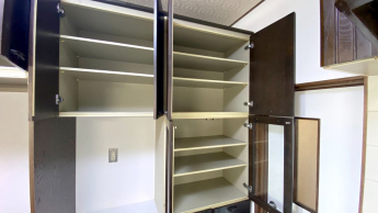 カップボードの扉を開放