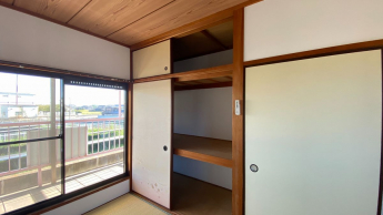 ２階和室６帖の押入を開放