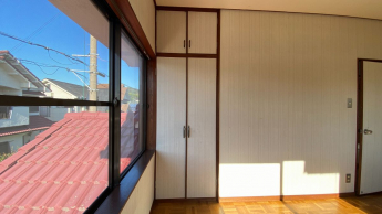 ２階洋室６帖（北側）の収納扉を開放