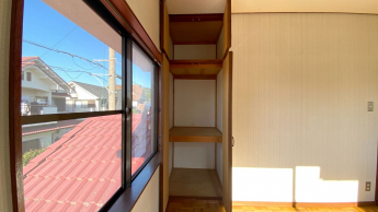 ２階洋室６帖（北側）の収納扉を開放