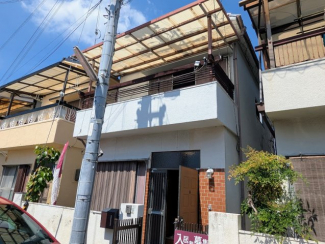 南向きの明るいベランダがあります。