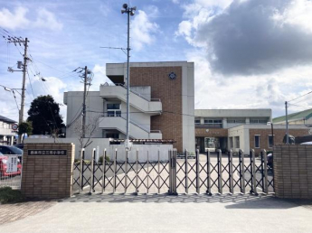 西条市立三芳小学校まで549m