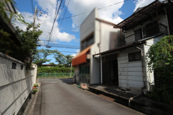 2025年07月撮影、前面道路含めた外観