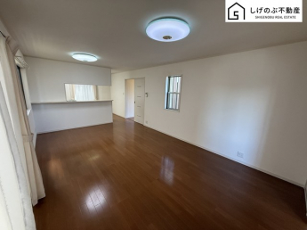 奥行きのあるLＤＫ。ソファやダイニングテーブルを置いても窮屈に感じさせません。続き間の和室使えばもっと開放的に！