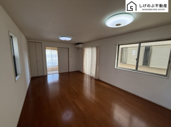 奥行きのあるLＤＫ。ソファやダイニングテーブルを置いても窮屈に感じさせません。続き間の和室使えばもっと開放的に！