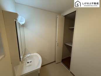 シャワー水栓付き、独立洗面台となります。