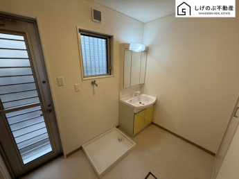 大きな三面鏡付きの洗面台で毎日の身だしなみもばっちりですね。