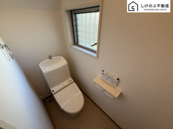 こちらは温水洗浄便座付きです。トイレは一階と二階についております。