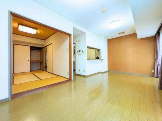 リビングとつながる和室は、来客時の客間やお子様の遊び場にも便