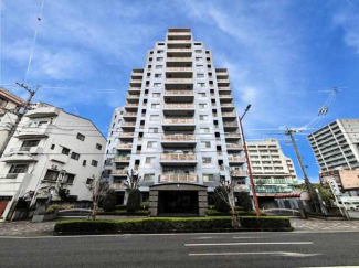 スーパー徒歩８分、コンビニ徒歩２分、新立バス停目の前の立地。