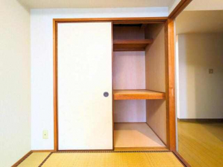 ふすま付きの収納には、季節の寝具や日用品などをすっきりと片付