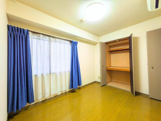こちらの洋室も大きな窓があり、過ごしやすい空間です。