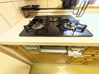 ３口コンロで同時調理にも対応。グリル付きで料理の幅が広がりま