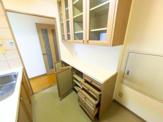 ガラス扉付きの吊戸棚や引き出し収納など、調理道具や食器の整理