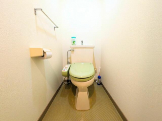 温水洗浄便座が備わったトイレ。シンプルで清潔感のある内装です