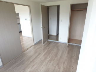 落ち着いた色調の寝室です