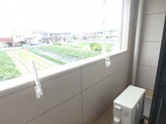 お洗濯にも便利なバルコニー付き