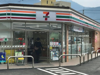 セブンイレブン宇和島栄町港2丁目店まで212m