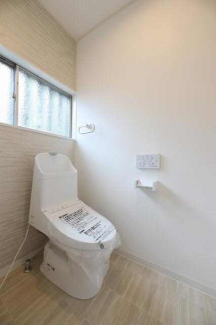 少し広めに設計されたトイレです♪