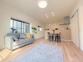 【リフォーム完了】ＬＤＫ１４帖　南向きの窓から光が差し込むと