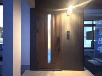 【リフォーム完了】玄関ドアは新品に交換！人感センサー付きの照