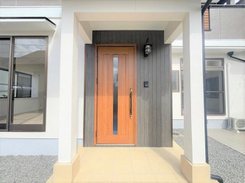 【リフォーム完了】玄関ドアは新品に交換！人感センサー付きの照