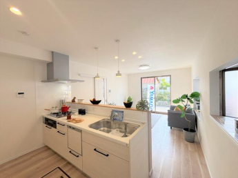 【リフォーム完了】ＬＤＫ１４帖　キッチン前にはお洒落なペンダ