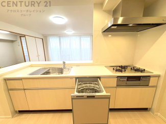 シンプルなデザインと使いやすさを兼ね備えた対面式システムキッチンは、効率的な作業スペースを提供し、家族やゲストとのコミュニケーションを促進します。