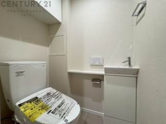 温水洗浄便座付トイレは温水洗浄機能により、暖かい水でおしりを洗浄することができ、冷たい水を使う従来の便座に比べ、温水洗浄機能で暖かいトイレを提供し、快適な使用を可能にします。