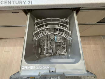 手洗いに比べて時間や労力を節約できることです。また、高温のお湯で洗浄されるため、雑菌や細菌を殺菌する効果もあります。さらに、乾燥機能があるため、手で拭く手間も省け衛生的に保管できます。