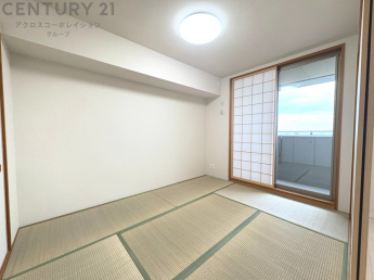 リビング横の和室スペースはリビングと続きで利用してもデザイン性のとれる洋風和室になります。やっぱり一室は欲しい和室は客間や小さなお子様の寝かせ付けなどにも便利です。