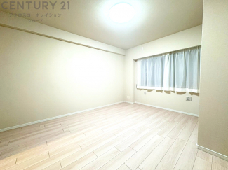 明るい色合いのフローリングとクロスを使用した洋室は家具やインテリアとも調和しやすく空間が広く感じられ開放感を生み出します。自然光を効果的に反射し、室内を明るく保つため、日中の照明使用を抑えられます。