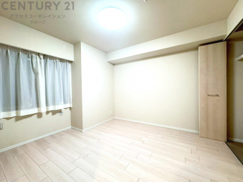 リラックスできるプライベート空間で、快適な睡眠をサポート。個人の好みに合わせたインテリアや寝具で心地良さを追求。プライベートな時間を過ごし、リフレッシュする場所におすすめです。